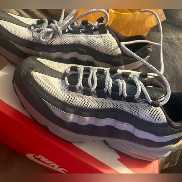 Brand New SZ 7y Nike Air Max . Never Worn still in box - Picture 2 of 4